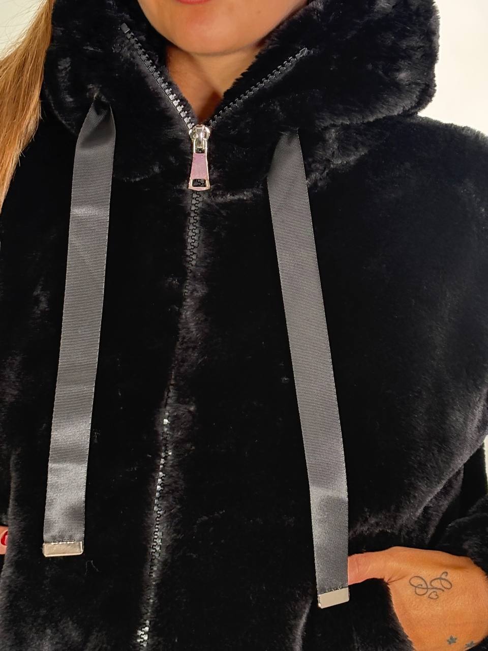Bomber Eco - Pelliccia Con Cappuccio Nera - Abbigliamento Jessica