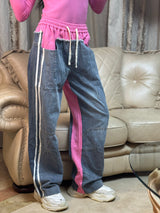 Pantaloni denim con dettagli sportivi rosa