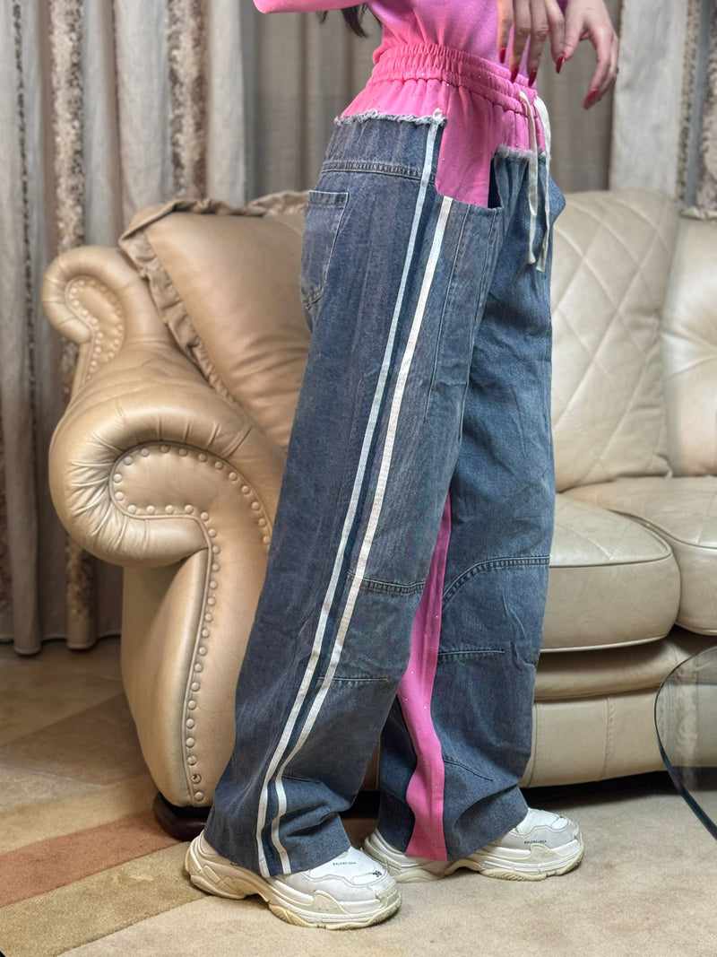 Pantaloni denim con dettagli sportivi rosa