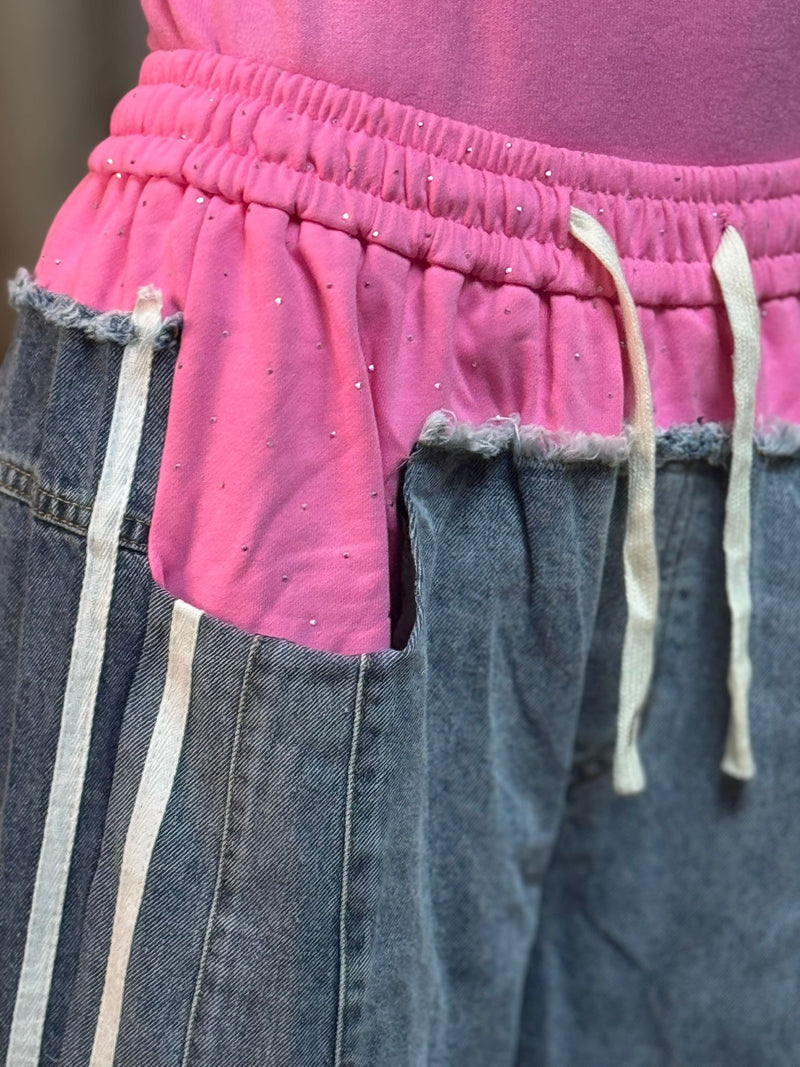 Pantaloni denim con dettagli sportivi rosa