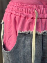 Pantaloni denim con dettagli sportivi rosa