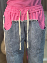 Pantaloni denim con dettagli sportivi rosa