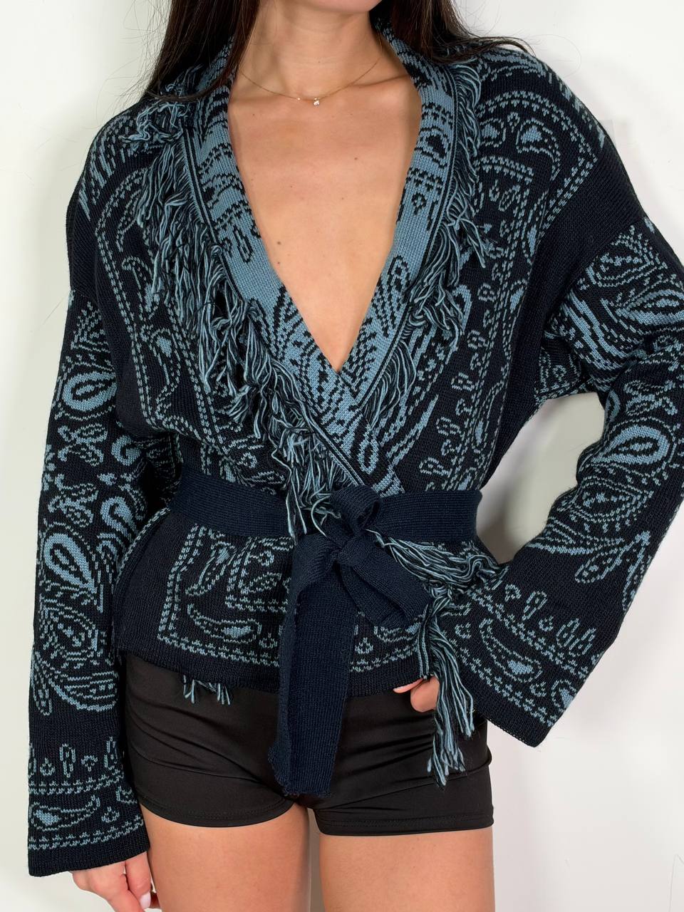 Cardigan Bandana Crop Blu, fantasia bandana con frange e cintura