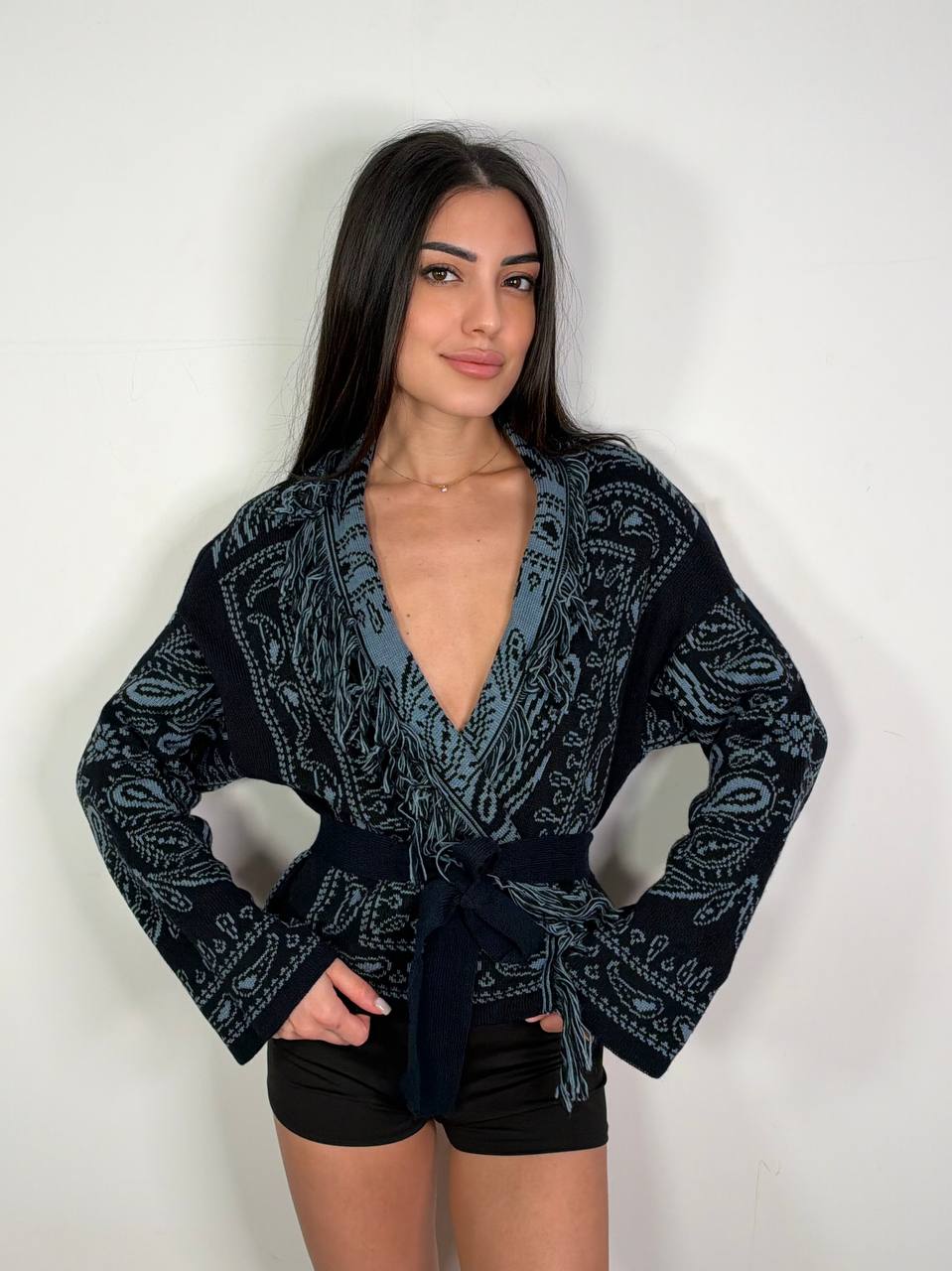 Cardigan Bandana Crop Blu, fantasia bandana con frange e cintura