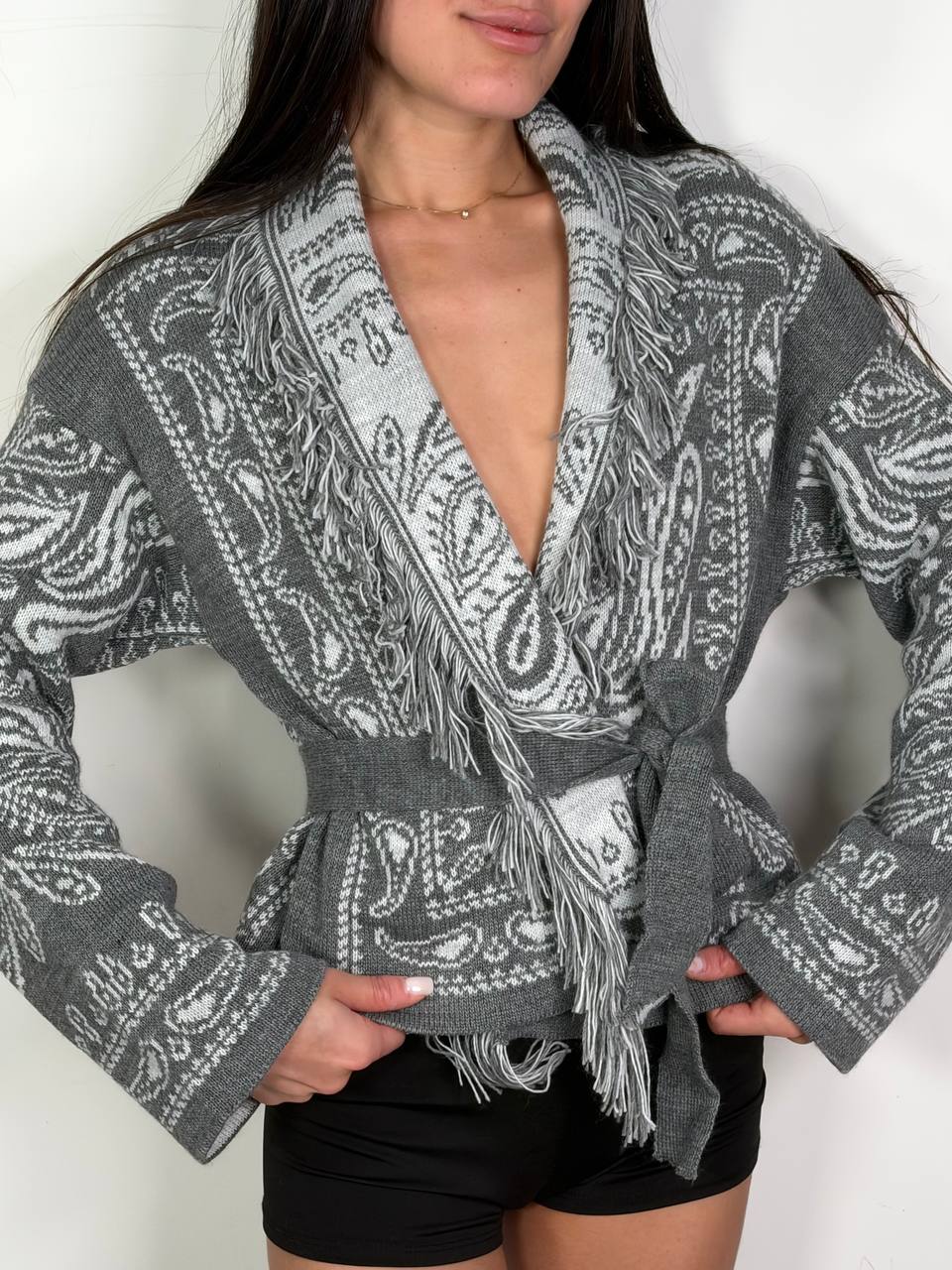 Cardigan Bandana Crop Grigio, fantasia bandana con frange e cintura