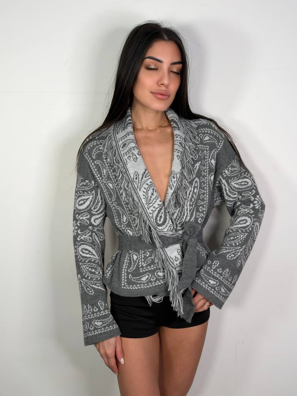 Cardigan Bandana Crop Grigio, fantasia bandana con frange e cintura