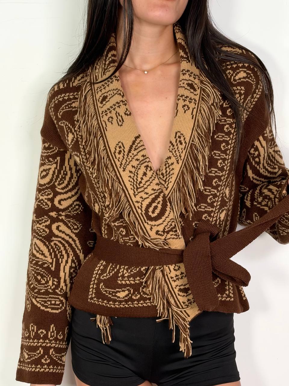 Cardigan Bandana Crop Marrone, fantasia bandana con frange e cintura
