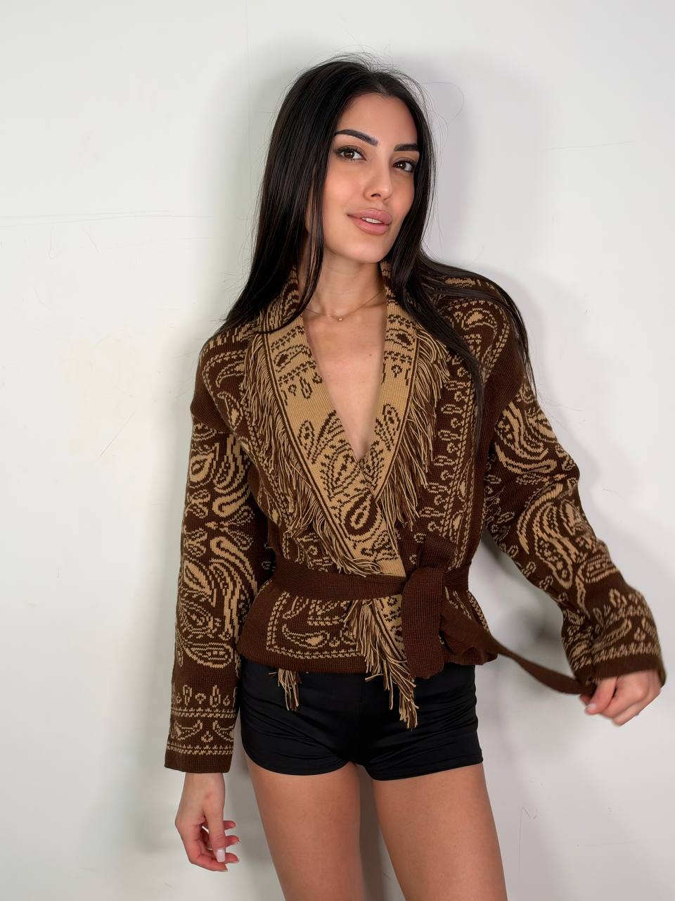 Cardigan Bandana Crop Marrone, fantasia bandana con frange e cintura