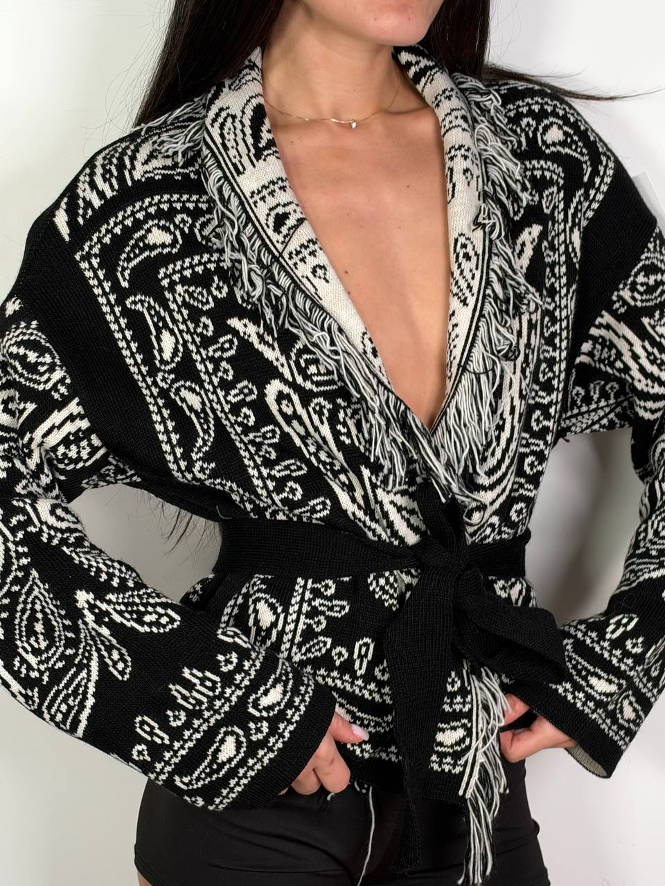 Cardigan Bandana Crop Nero, fantasia bandana con frange e cintura