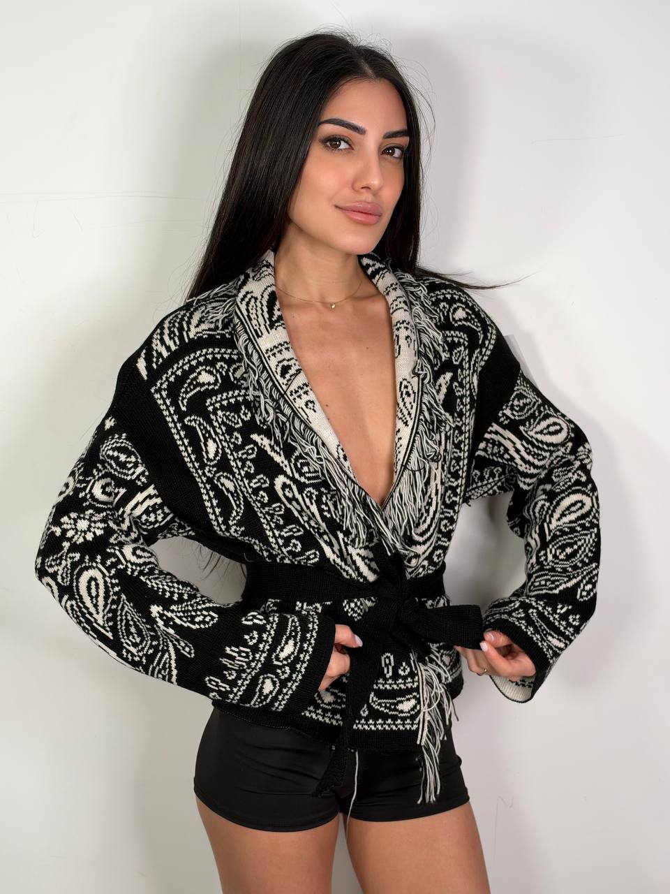 Cardigan Bandana Crop Nero, fantasia bandana con frange e cintura