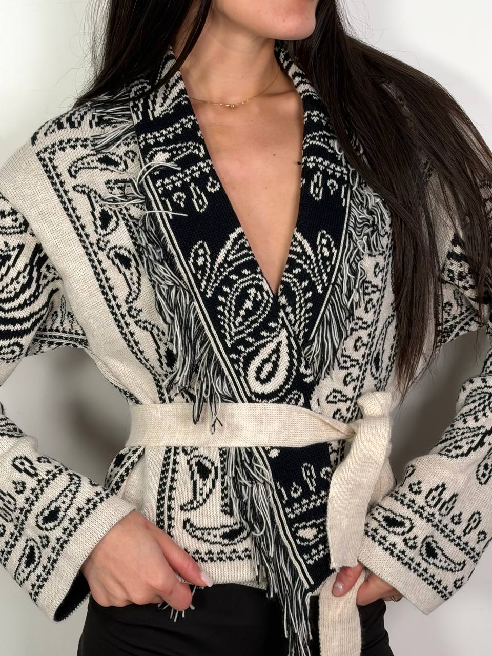 Cardigan Bandana Crop Panna, fantasia bandana con frange e cintura