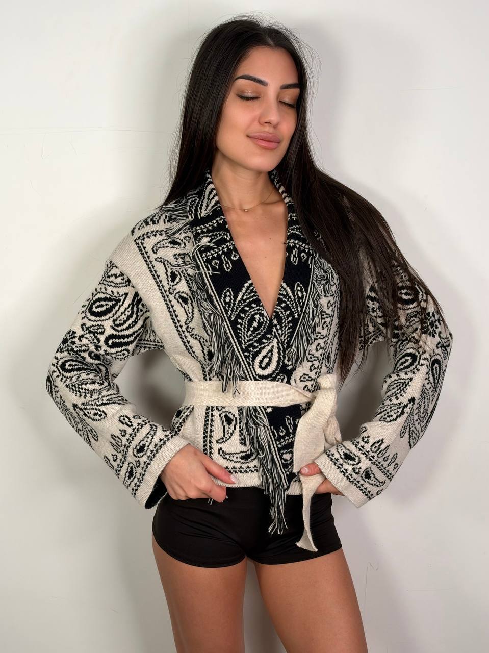 Cardigan Bandana Crop Panna, fantasia bandana con frange e cintura