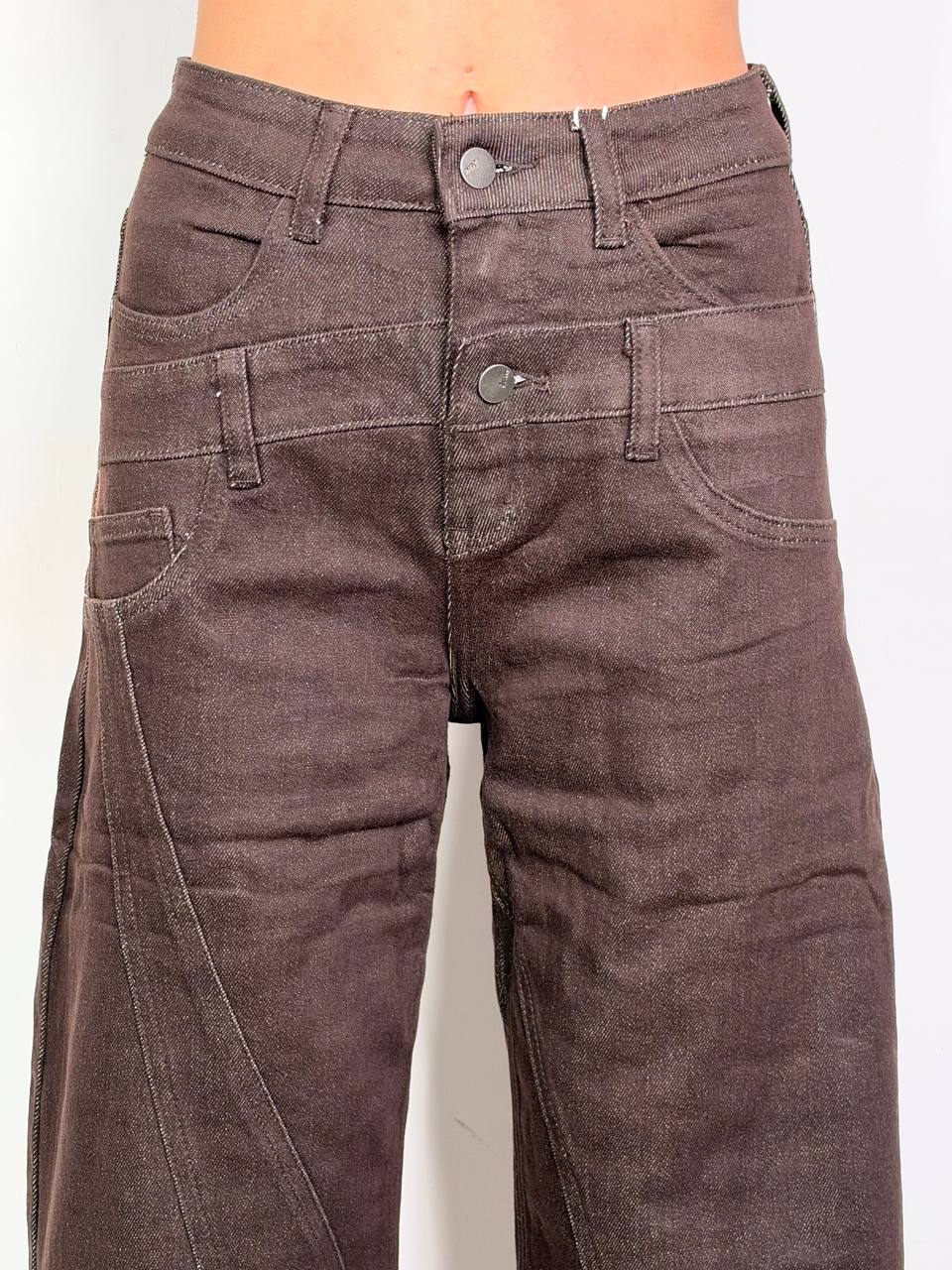 Jeans Overlap, dettaglio della vita sovrapposta e dei bottoni