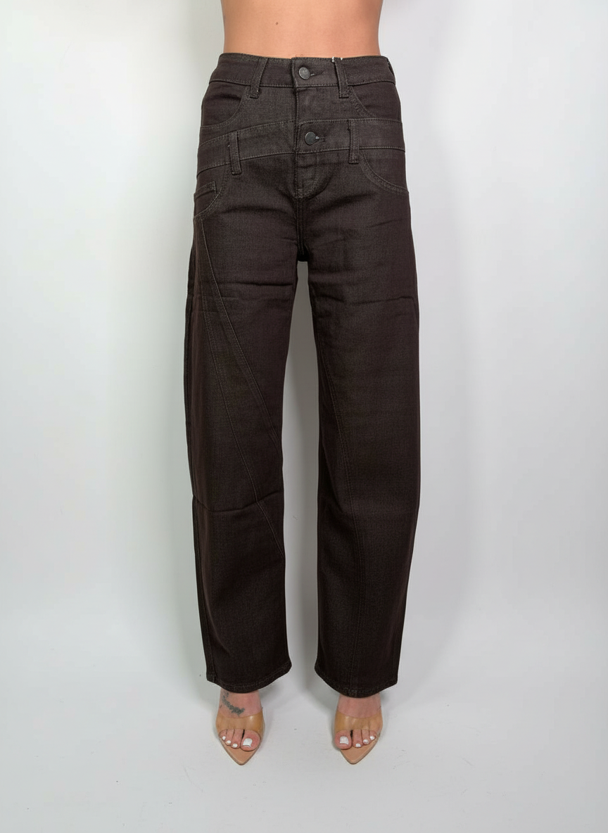 Jeans Overlap, vista frontale con doppia cintura asimmetrica